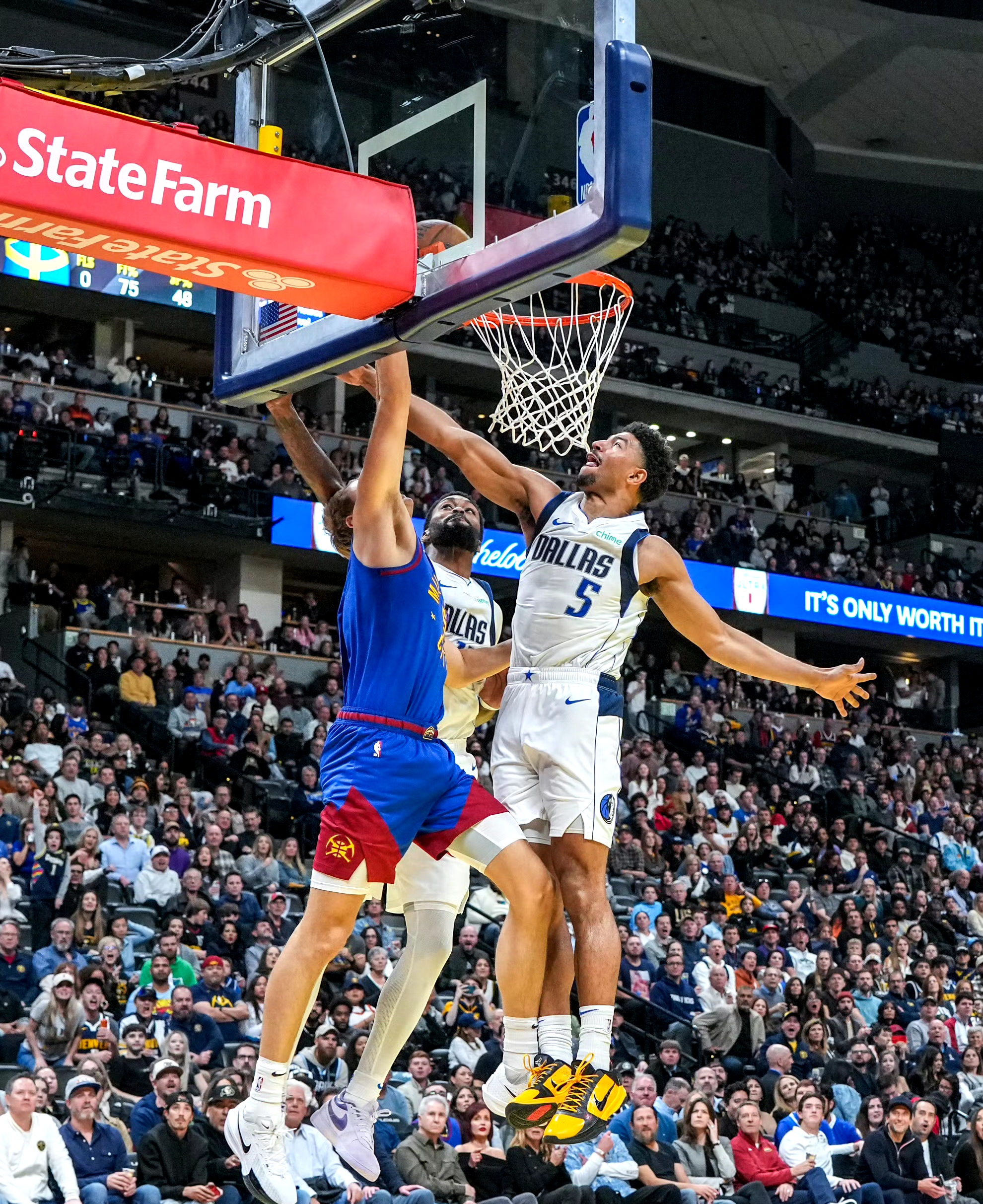 广东队碾压独行侠，约基奇带队取胜