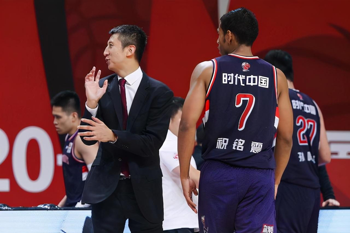 广州队轻取青岛队，杜兰特高光表现